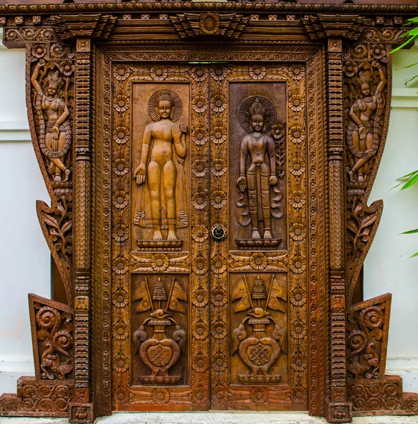Традиционная деревянная дверь в храме — стоковое фото