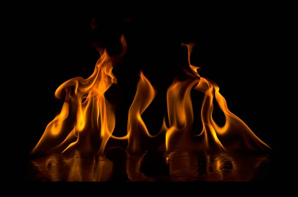 Flammen auf schwarzem Hintergrund — Stockfoto