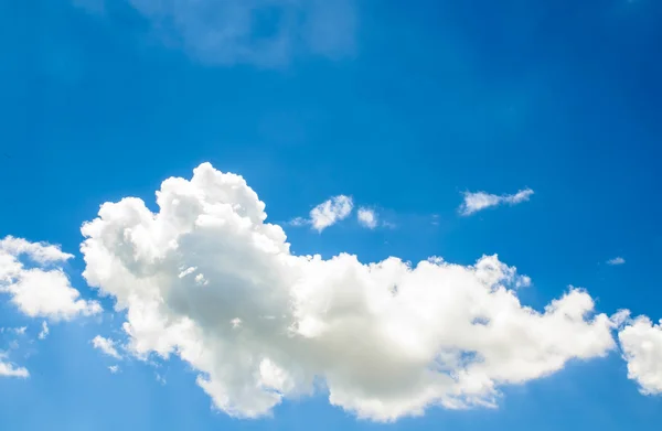 Blå himmel med vita kunde — Stockfoto