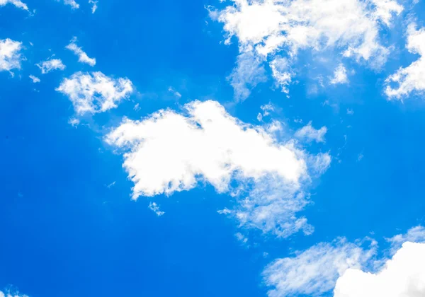 Blå himmel med kunde — Stockfoto