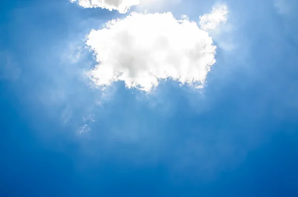 Blå himmel med kunde — Stockfoto