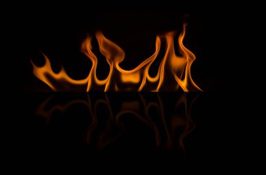 alevler siyah arkaplanda