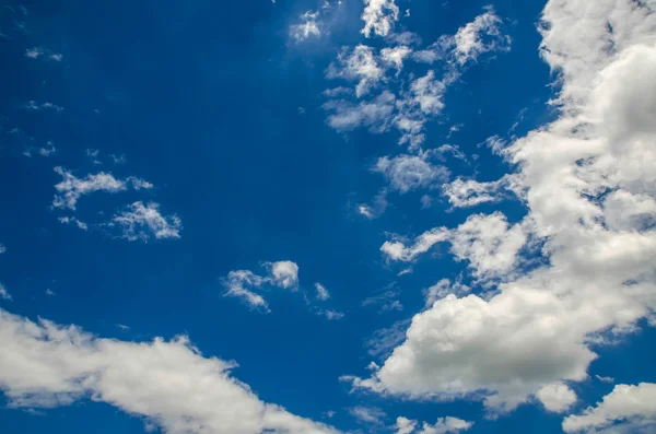 Cielo azul y fondo de nubes —  Fotos de Stock