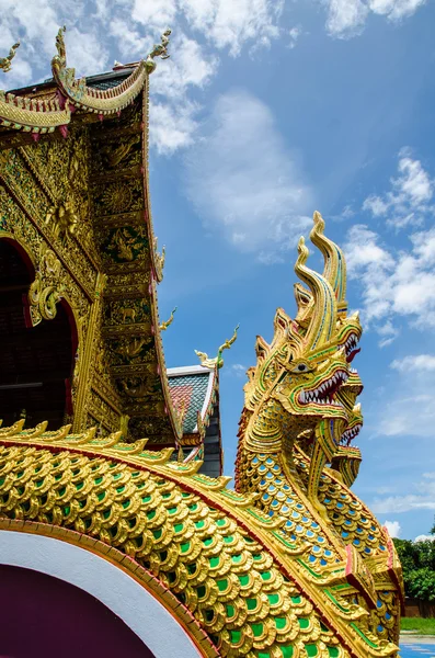 Temple Eglise avec naga stutue en Thaïlande — Photo