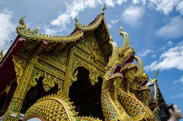 Chiesa del Tempio con naga stutue in Thailandia — Foto Stock