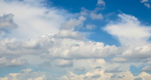 Cielo azul y fondo de nubes —  Fotos de Stock