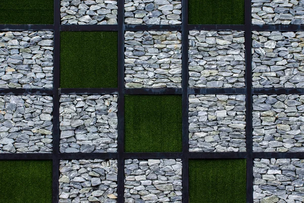 石头墙和人造草坪 — 图库照片