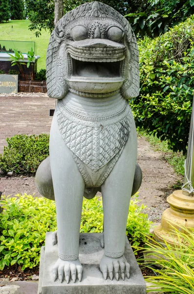 在花园里，泰国的狮子雕像 — 图库照片