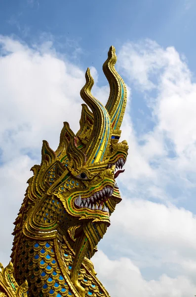 Gyllene Naga staty med blå himmel — Stockfoto