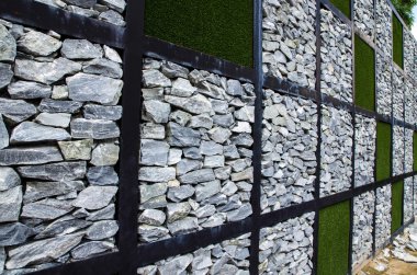 Taş duvarlar ve suni çim arka plan ve doku