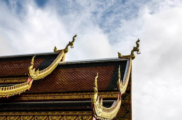 屋顶的泰国寺庙 — 图库照片