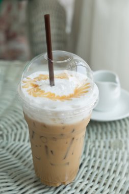 Buzlu kahve kahve Cafe pencerenin yakınındaki