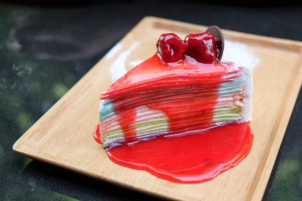 Κρεπ κέικ περιχύνουμε με σάλτσα φράουλας πλάκα — Φωτογραφία Αρχείου