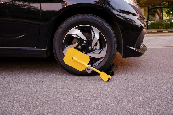 Clamped vehicle, wheel locked — Stock Photo, Image