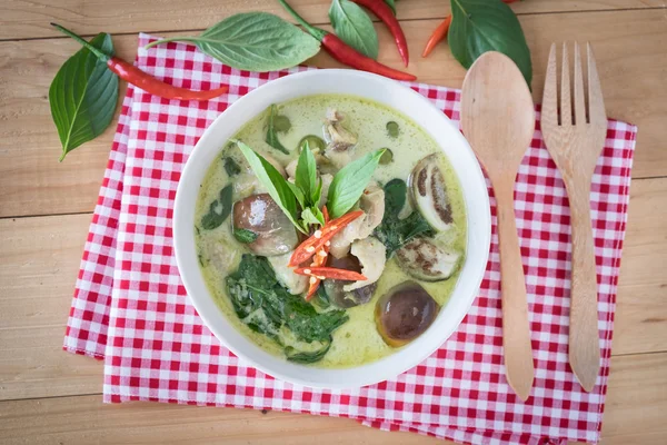 Grön curry kyckling, thaimat Stockfoto