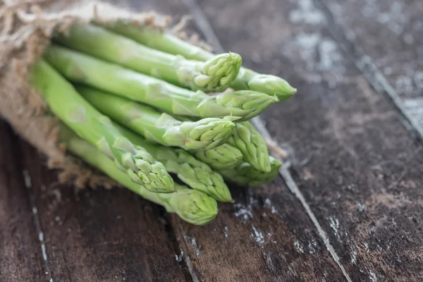 Spargel auf dunklem Holztisch — Stockfoto