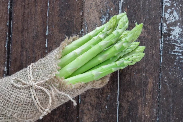 Spargel auf dunklem Holztisch — Stockfoto