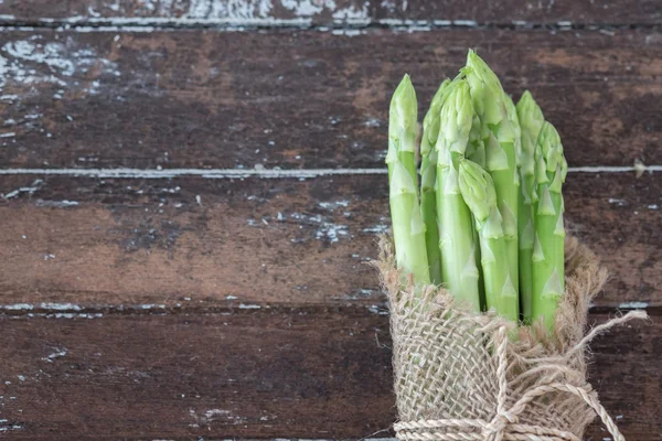 Spargel auf dunklem Holztisch — Stockfoto