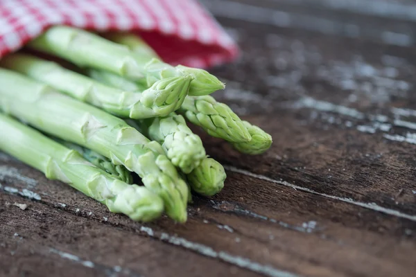 Spargel auf dunklem Holztisch — Stockfoto