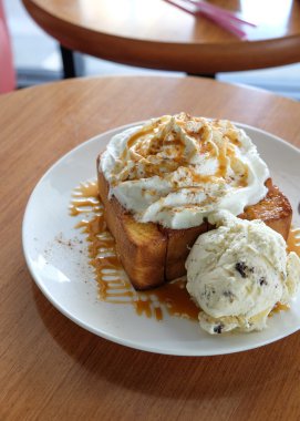 Ballı tost, ballı ve dondurmalı ekmekten oluşur.