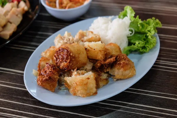Roti gulung musim panas goreng Vietnam yang diisi dengan udang — Stok Foto