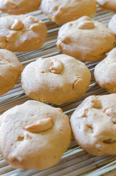 Galletas de anacardo en rejilla de acero después del horno — Foto de Stock