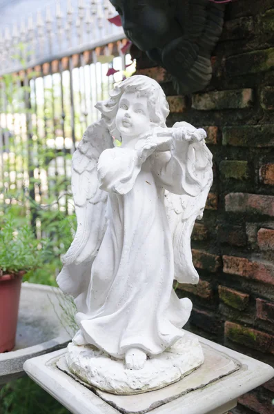 Cupido decorativo tocando escultura de violino no jardim — Fotografia de Stock