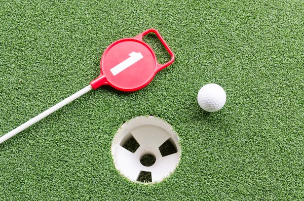 Balle de golf sur lèvre de tasse — Photo