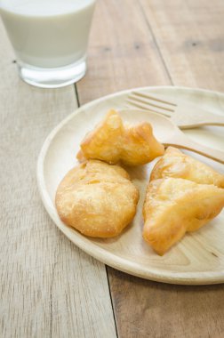 Derin yağda kızartılmış doughstick ve soya sütü