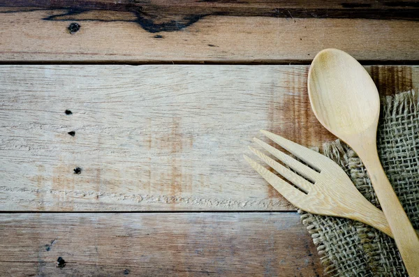 Κουτάλι και ένα δίκρανο στο ξύλινο τραπέζι — Φωτογραφία Αρχείου