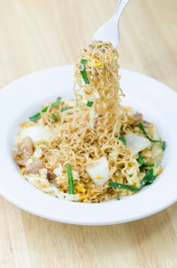 Beyaz plaka üzerinde anlık erişte ateş