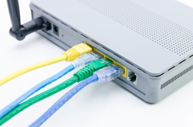 tatlı beyaz wifi yönlendirici bağlı ağ kabloları