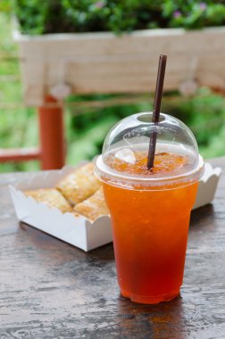 Plastik bardak limon çayı