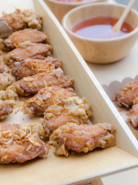 Fry sarımsaklı tavuk kanatları