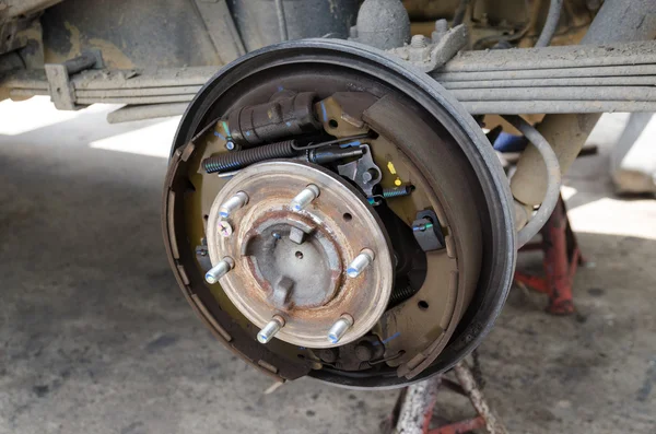 Rear drum brake assembly on pick-up truck — Stock Photo, Image