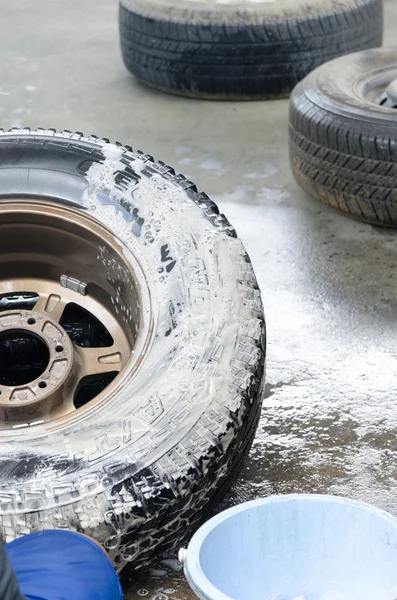 Washing pick-up weel and tire — Stock Photo, Image