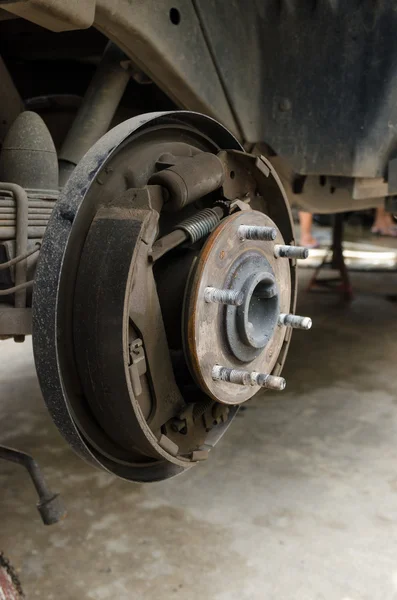 Rear drum brake assembly on pick-up truck — Stock Photo, Image