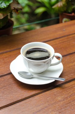Tahta masada bir fincan kahve.