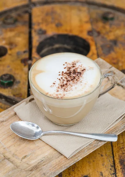 Taza de café caliente en la mesa de madera — Foto de Stock