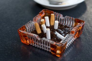 Ahşap masa üzerinde sigara izmariti