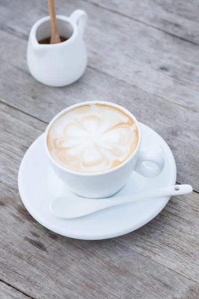 Kopje koffie op houten tafel — Stockfoto