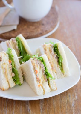 Taze orkinos sandviç ahşap masa üzerinde yapılan