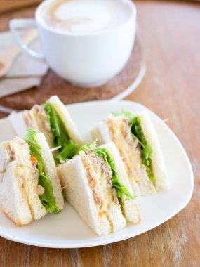 Taze orkinos sandviç ahşap masa üzerinde yapılan