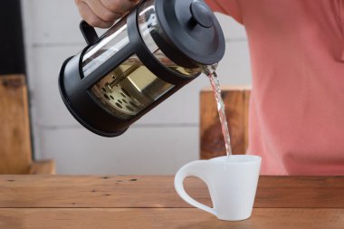 Beyaz fincan çay dökülen adam