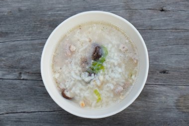 Az haşlanmış pirinç, Tay tarzında.