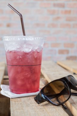 Kırmızı soda ve sunglass 