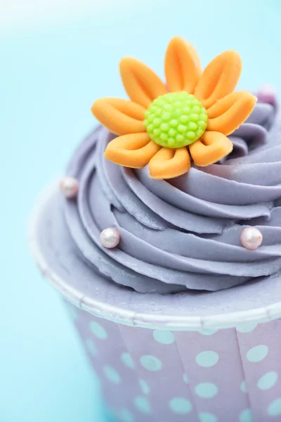 Cup cake op kleurrijke achtergrond — Stockfoto