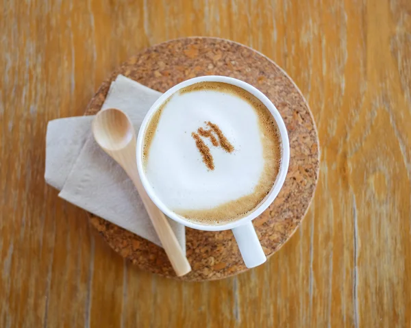 Kopje cappuccino op houten tafel — Stockfoto