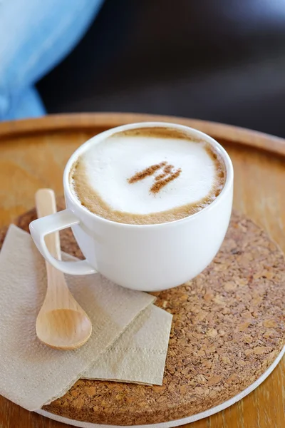 Kopje cappuccino op houten tafel — Stockfoto