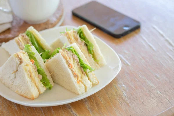Свіжі тунецьні бутерброди на дерев'яному столі Стокове Фото
